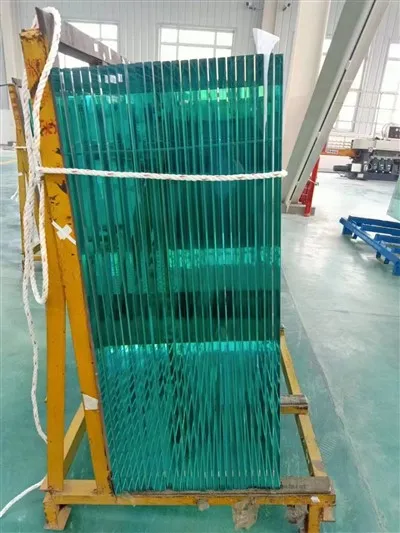 Kaca Tempered Besi Rendah